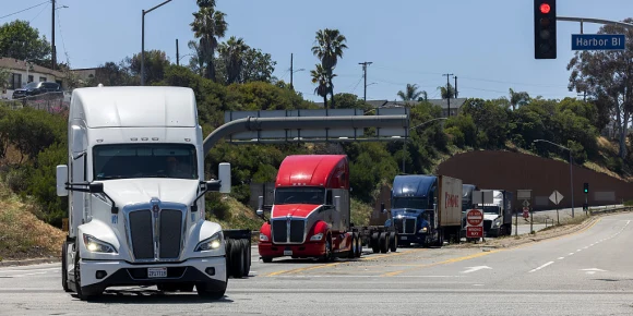 California revocará 17,000 licencias comerciales de conducir a inmigrantes