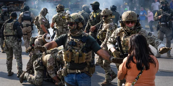 Juez recomienda que cientos de detenidos en la ofensiva migratoria en Chicago sean liberados bajo fianza