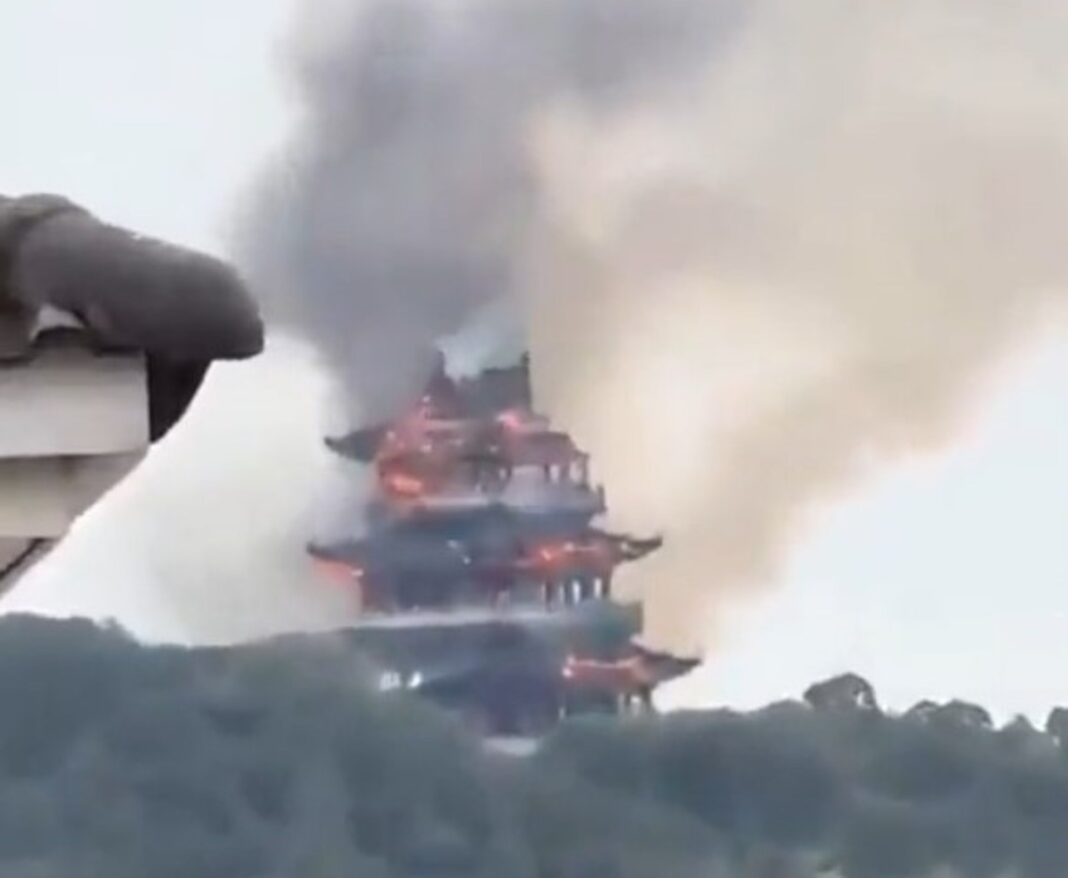 Un feroz incendio arrasó con un templo histórico de 1.500 años en China
