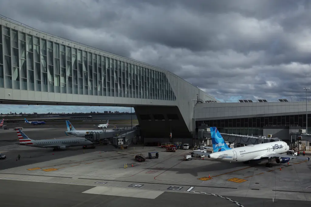 Evacuan vuelo de Delta en LaGuardia tras amenaza de bomba: segundo incidente en un importante aeropuerto estadounidense el mismo día.