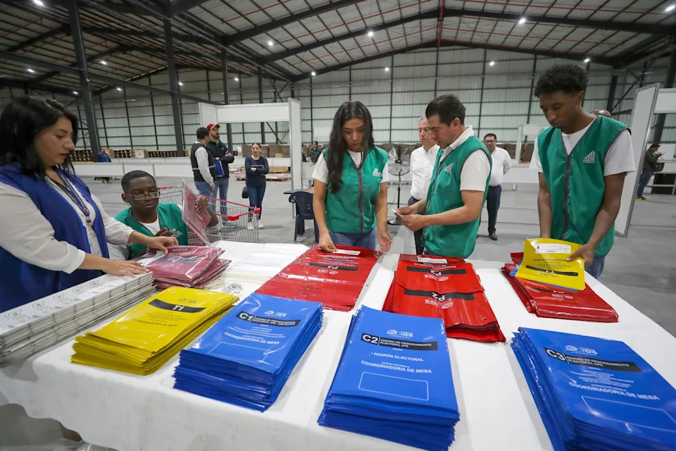 Las cuatro preguntas que se votarán este domingo en el referéndum de Ecuador