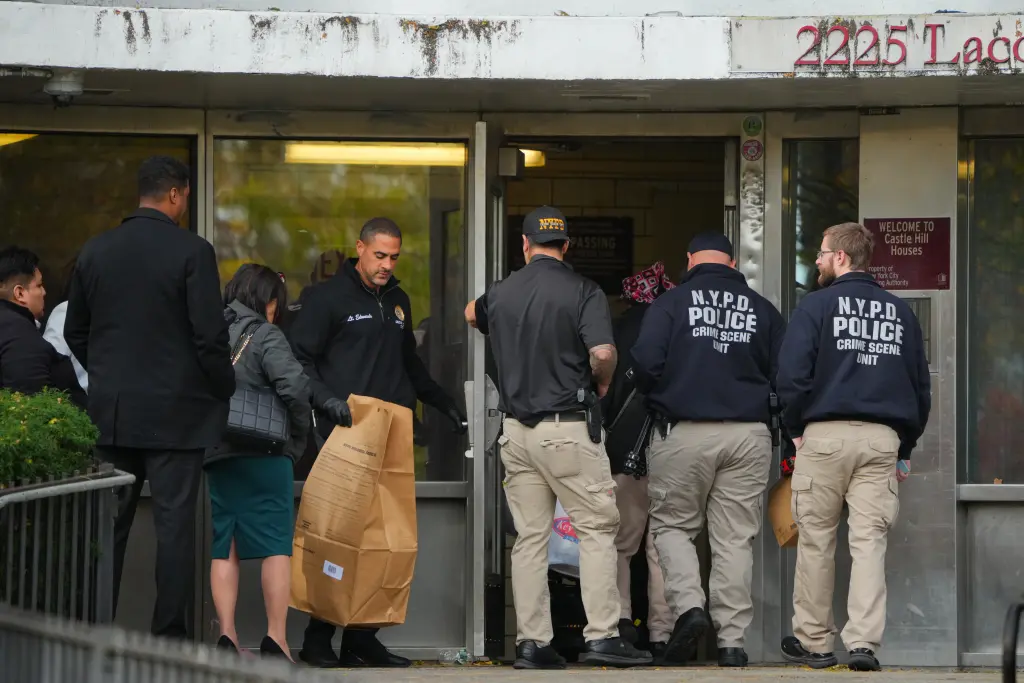 Hombre mata a tres miembros de su familia antes de suicidarse en un horrendo cuádruple asesinato en el Bronx.