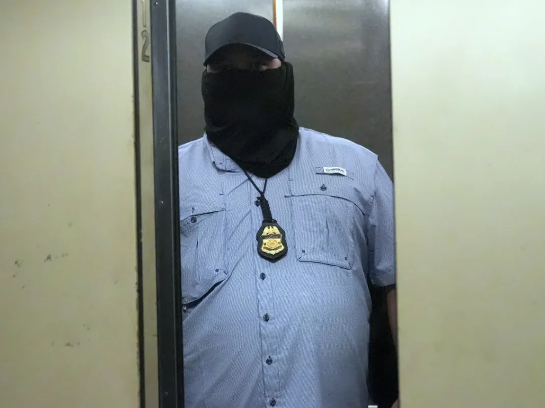 Redadas del ICE en Nueva York: La razón por la que los agentes usan máscaras y ropa de civil