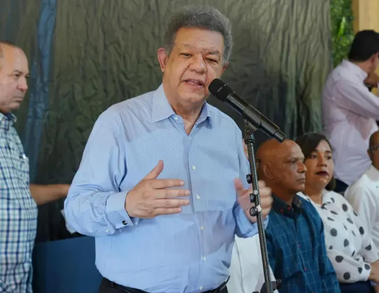 El expresidente Leonel Fernández acusa al PRM de “cubiar” al pueblo y denuncia intento de limitar la cesantía laboral