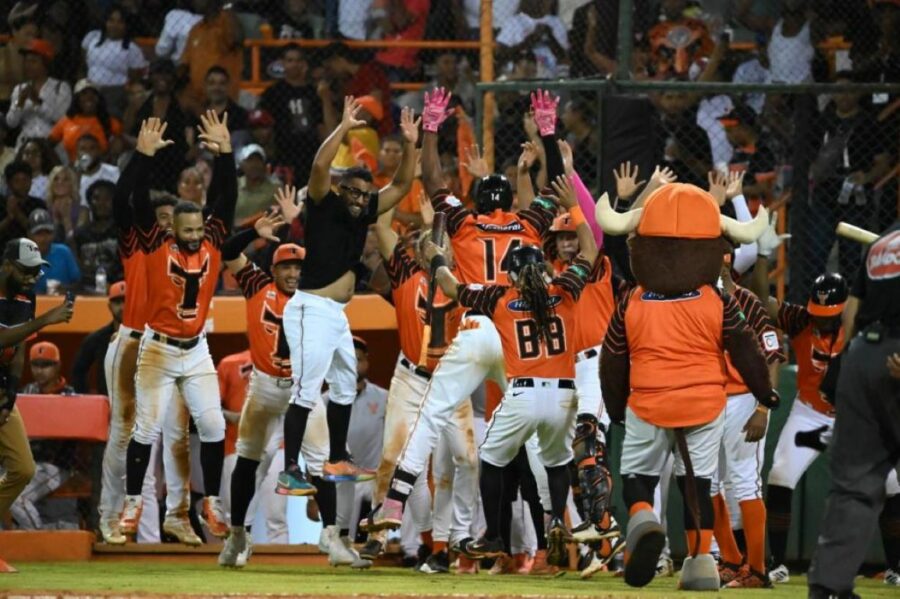 Licey ´está feo´, los Toros barren a los Tigres en doble cartelera en La Romana