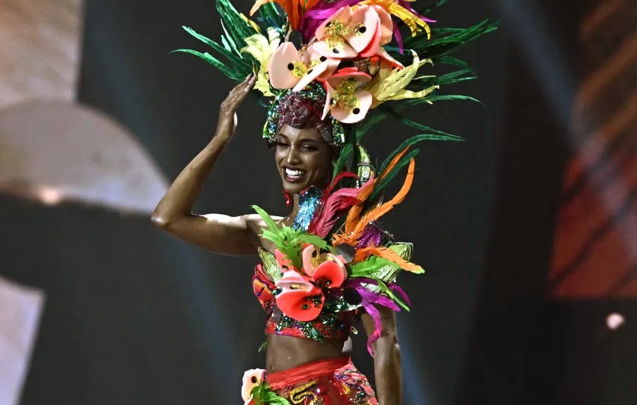 Miss Universo Jamaica sigue en UCI tras caerse del escenario