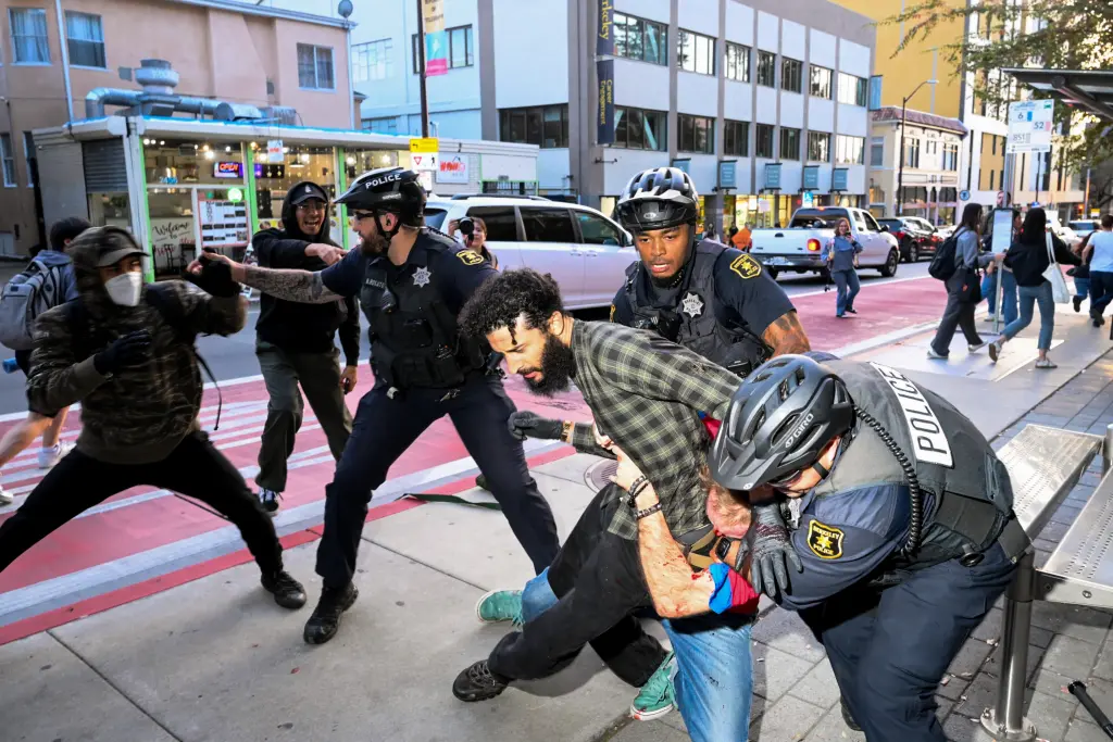 Se desata una sangrienta pelea tras enfrentamientos entre manifestantes y policías en California