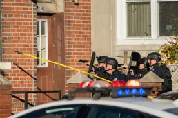 Policía resultó herido en la cara durante un enfrentamiento con un sospechoso de homicidio armado con una escopeta