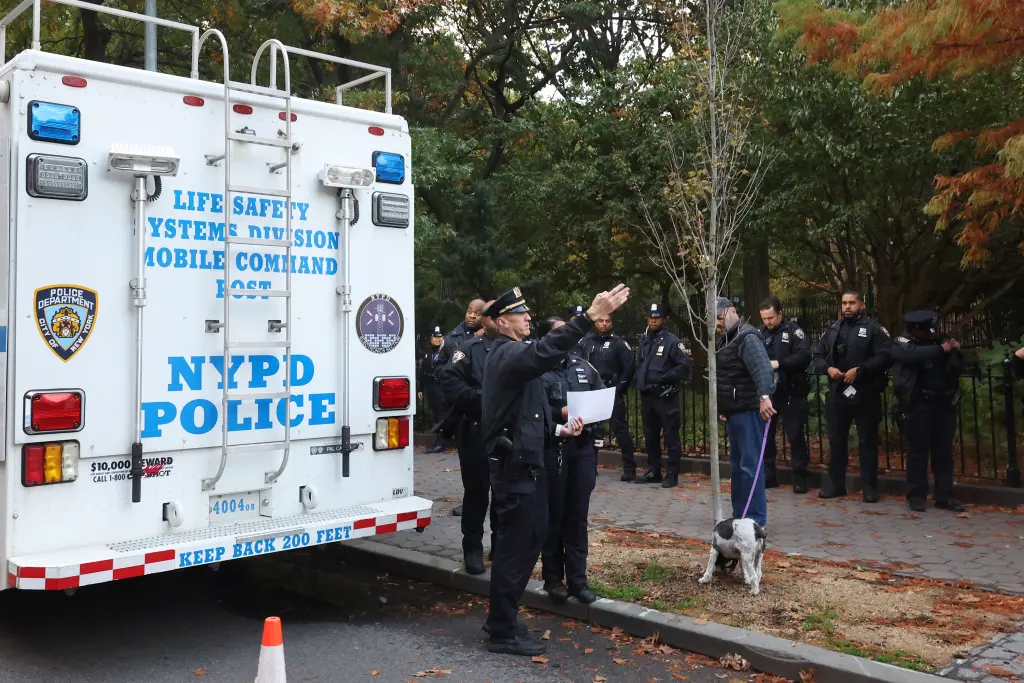 Policía de Nueva York despliega un gran número de agentes en Washington Square Park las 24 horas del día para erradicar a drogadictos y traficantes