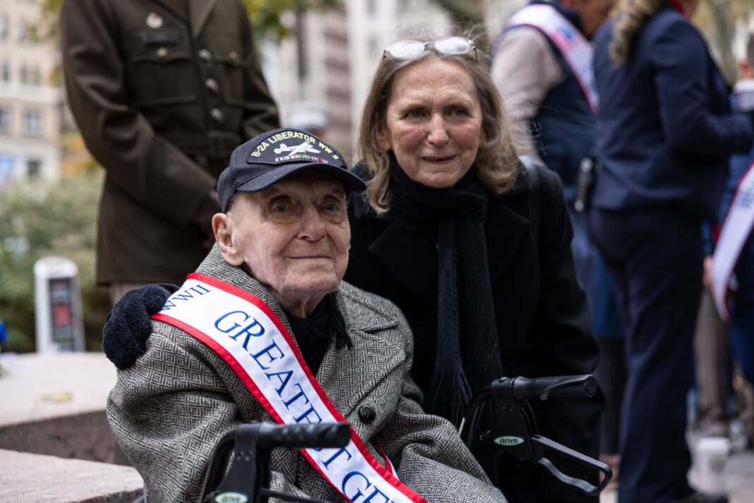 A pesar de las frias temperaturas Nueva York celebra el Día de los Veteranos con un desfile por el 250 aniversario de las Fuerzas Armadas de EE.UU.