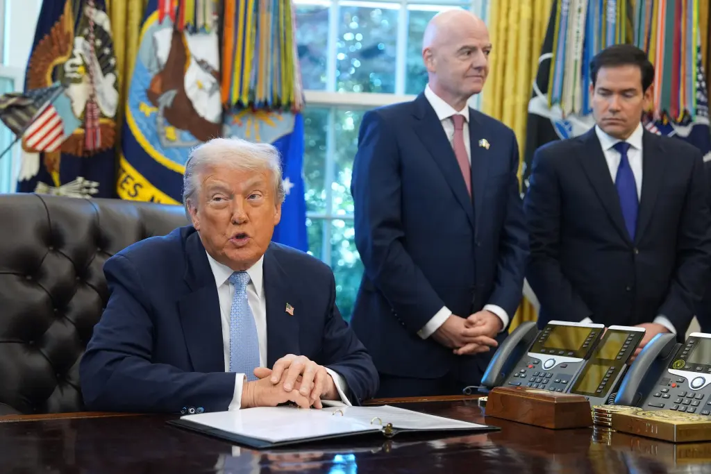 Trump revela cuándo los estadounidenses de «ingresos moderados» pueden esperar recibir cheques de dividendos arancelarios de $2,000.