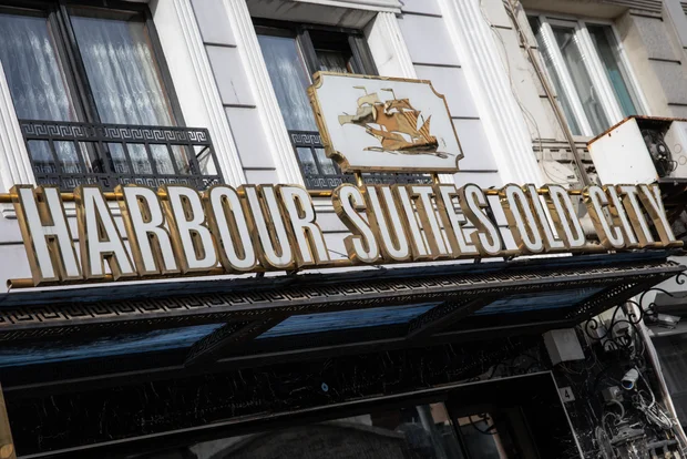 El misterioso caso de envenenamiento se complica tras la muerte de dos niños y sus padres en un popular sitio turístico de Estambul.