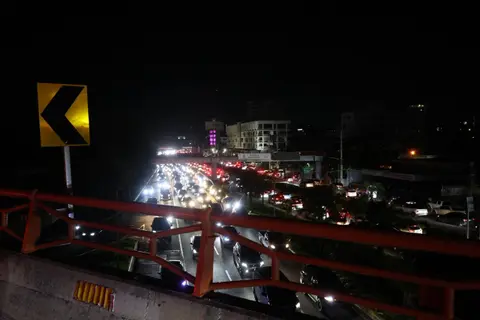 República Dominicana comienza a restablecer el suministro eléctrico tras un apagón nacional, que generó caos en el tráfico y protestas