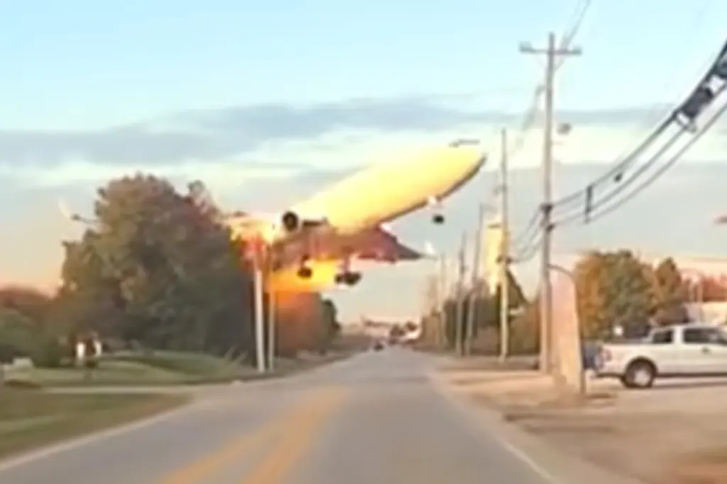 UPS y FedEx dejan en tierra los aviones MD-11 tras el accidente de Louisville que dejó 14 muertos