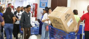 Compras navideñas en Black Friday lleva multitudes a los comercios en muchos paises