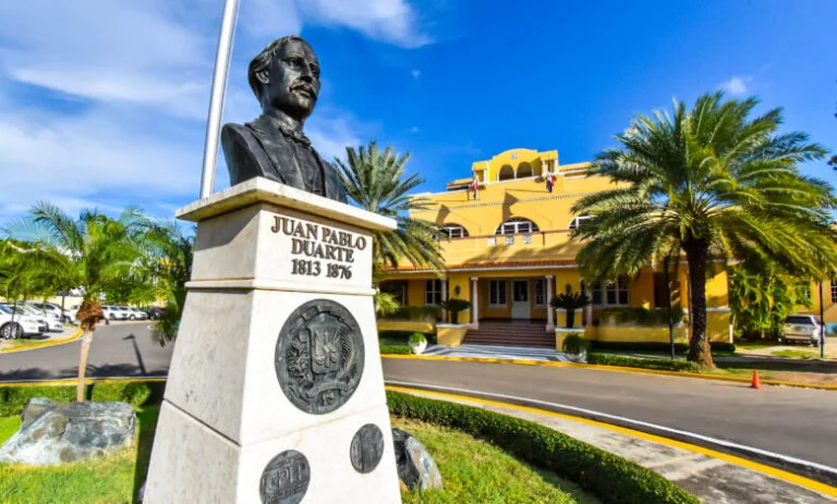 Denuncian el negocio oculto detrás de la “Doble Ciudadanía” que promueven los consulados dominicanos en el exterior