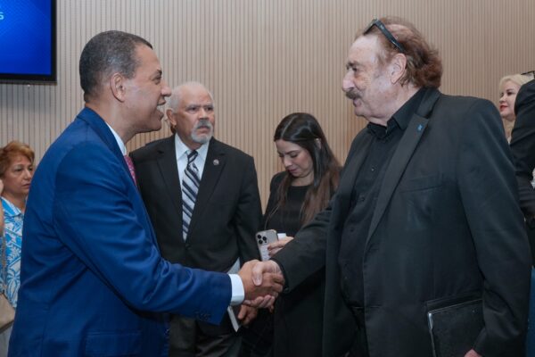 Periodista Ramonet advierte irrupción de la IA ha erosionado la veracidad de la información y podría socavar sistema democrático