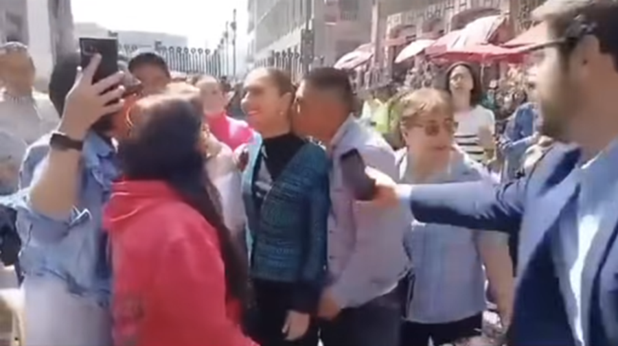 Hombre intenta besar a Claudia Sheinbaum durante un recorrido a pie en Ciudad de México