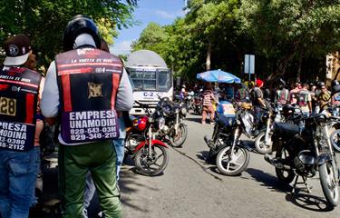 Motoconchistas protestan frente al Palacio Nacional por obligatoriedad de cascos homologados