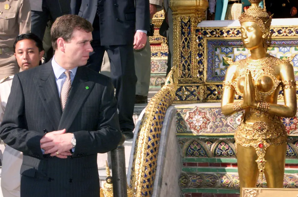 Según su biógrafo, el ex príncipe Andrés, caído en desgracia, contrató a 40 prostitutas para un hotel en Tailandia durante un viaje pagado con fondos públicos, según afirma su biógrafo