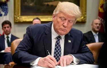 Trump firma la ley que pone fin al cierre de Gobierno más largo de la historia de EE.UU