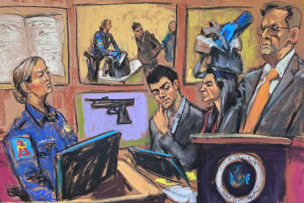 La mochila de Luigi Mangione, quien levantaba los puños, tenía balas envueltas en ropa interior «mojada», según se escucha en el tribunal, como se revela en listas de verificación escritas a mano con «depilarse las cejas»