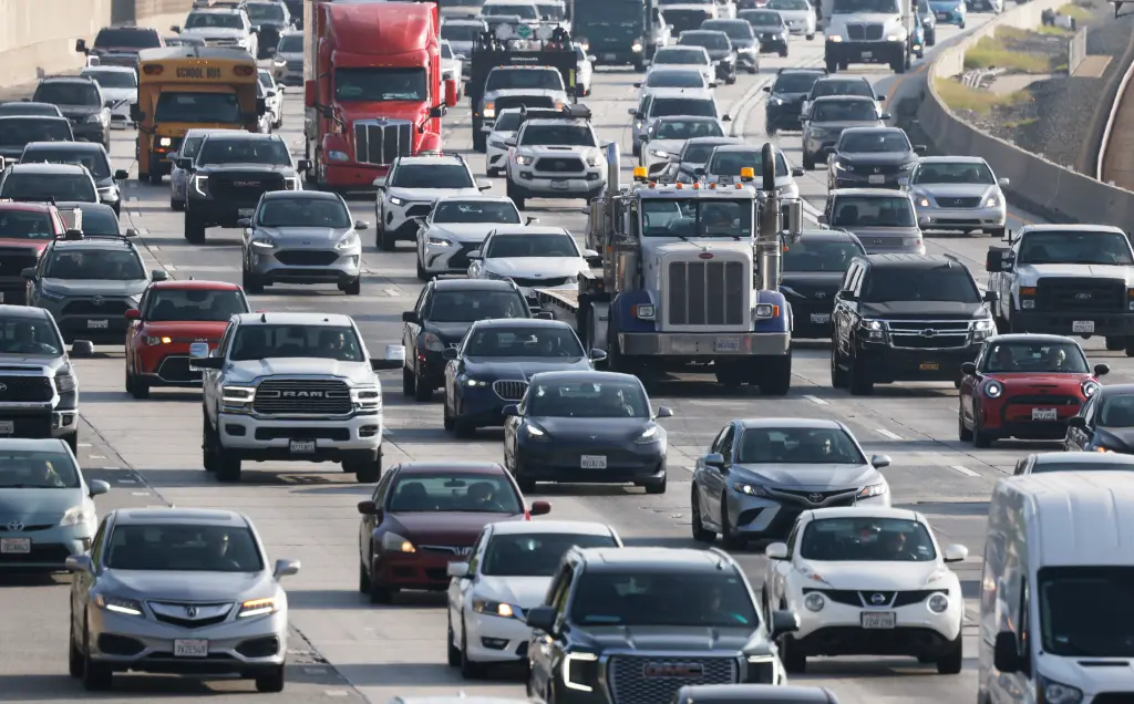 Trump avanza para recortar los «horribles» estándares de eficiencia de combustible de la era Biden