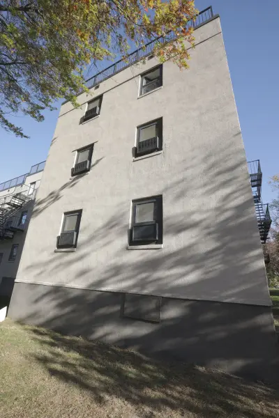 El hijo ‘diablo’ que empujó a su madre de 64 años desde una ventana del tercer piso de Nueva York se entera de su destino después de que ella testificara en su contra.