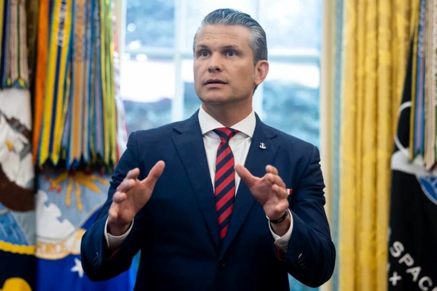 Pete Hegseth justifica ataques a presuntas embarcaciones de cárteles en foro de seguridad