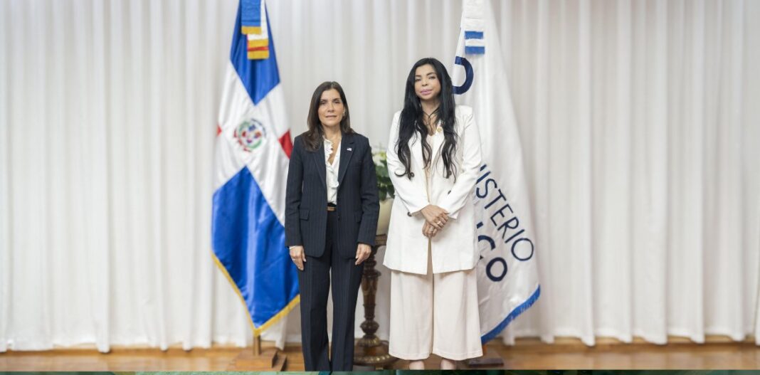 RD y EE. UU. fortalecen su cooperación para combatir el crimen organizado, Yeni Berenice Reynoso y Leah Francis Campo sostienen encuentro
