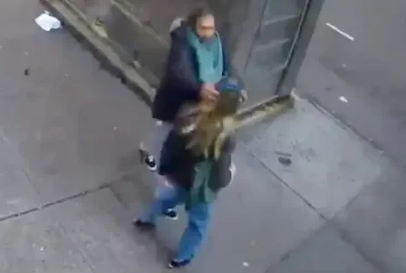 Estudiante de la Universidad de Nueva York fue golpeado y empujado al suelo en un impactante ataque aleatorio camino a clase