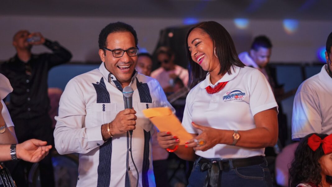 Grupo de Medios Hilando Fino tira la casa por la ventana y regala cinco millones de pesos a sus periodistas, empleados y colaboradores en fiesta navideña