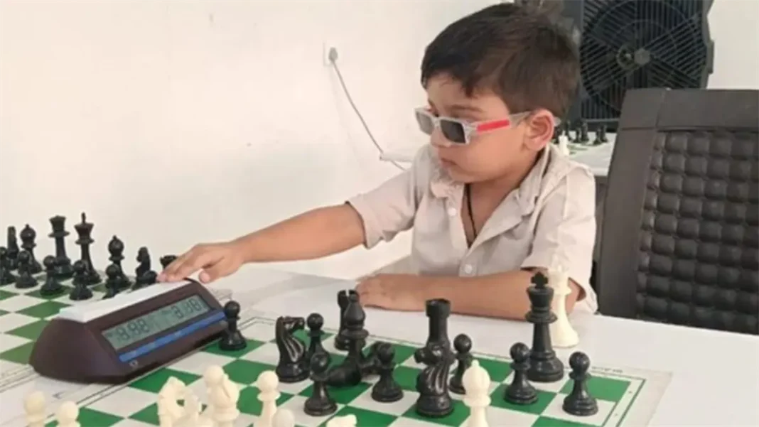 Niño indio de tres años bate el récord como el ajedrecista más joven del mundo