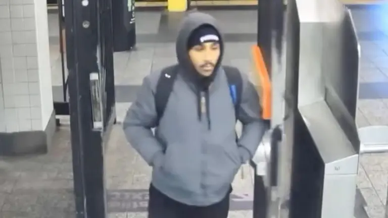 Buscan sospechoso de prender fuego a un pasajero del metro en Manhattan