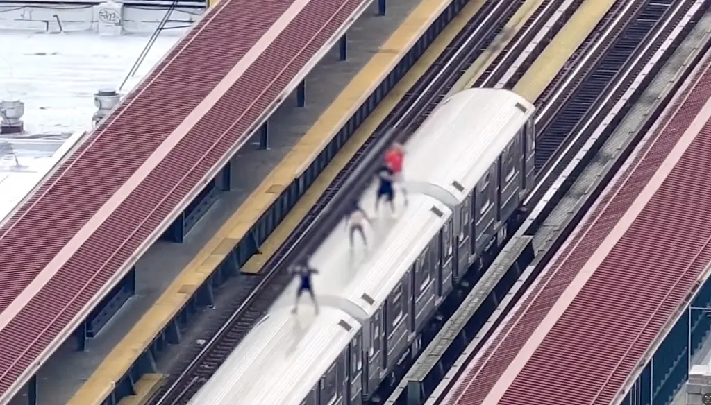 El jefe de la MTA se jacta del éxito de su esfuerzo contra el surfing en el metro, pero el número de muertos cuenta una historia diferente