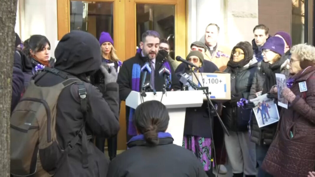 Familiares y defensores de inmigrantes exigen la liberación de un solicitante de asilo