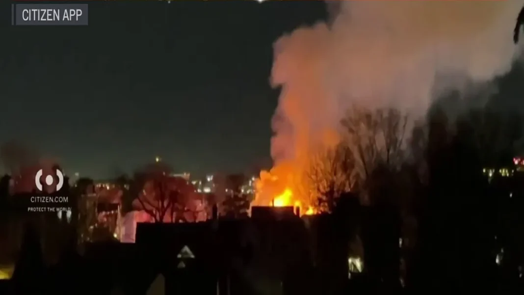 Incendio destruye 4 casas y dejas más de 12 personas sin hogar en Queens