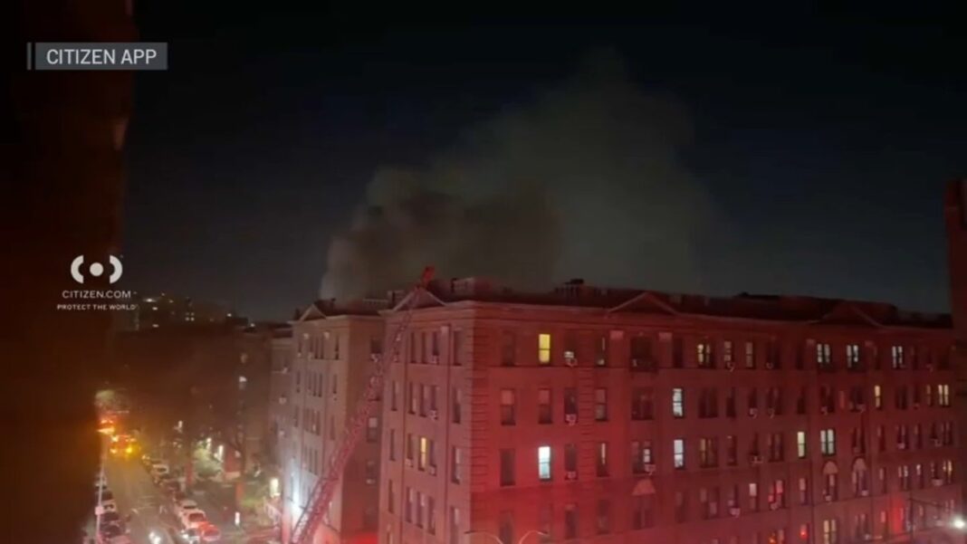 Una persona muere y otras 4 resultan heridas durante un incendio en edificio de Queens