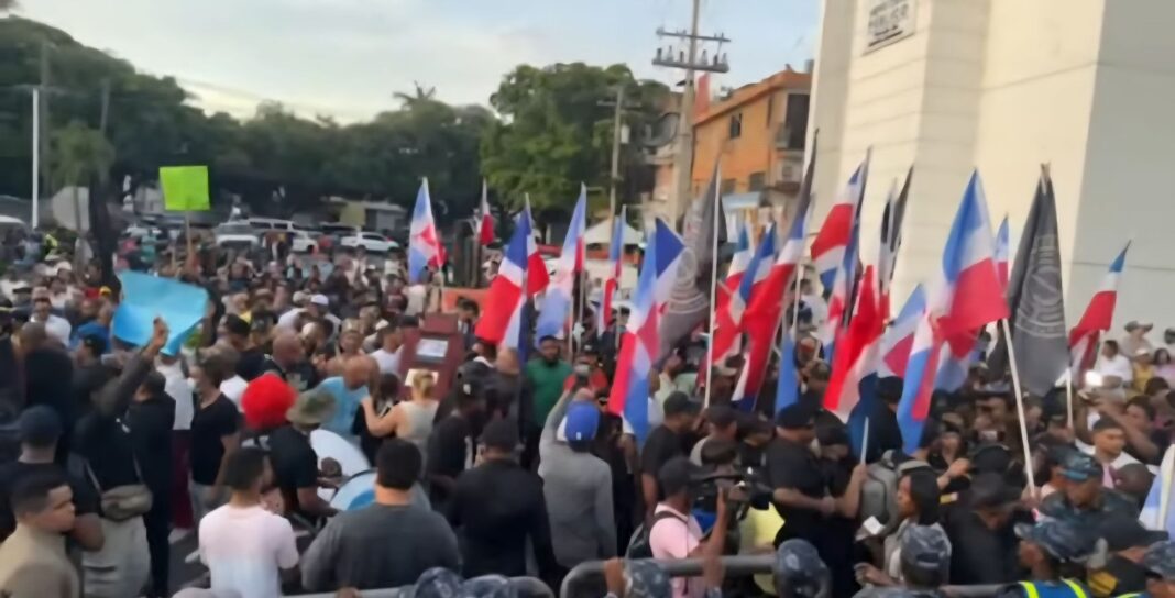 Amplio despliegue policial en el Palacio de Justicia en Santo Domingo ante decisión judicial por caso Senasa