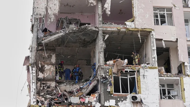 Ataques rusos dejan una persona muerta y decenas de heridos en Ucrania antes de la reunión entre Trump y Zelenski