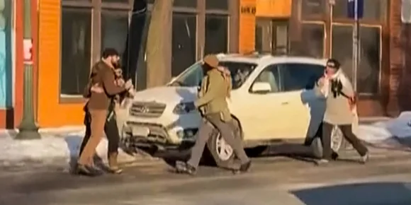 Dos oficiales federales dispararon durante un enfrentamiento que mató a Alex Pretti, informa el DHS al Congreso