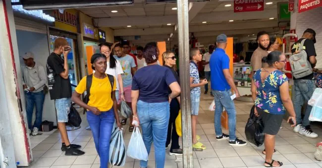 Todo está por las nubes! Amas de casa y comerciantes dicen pollo está escaso, caro y «chiquito»