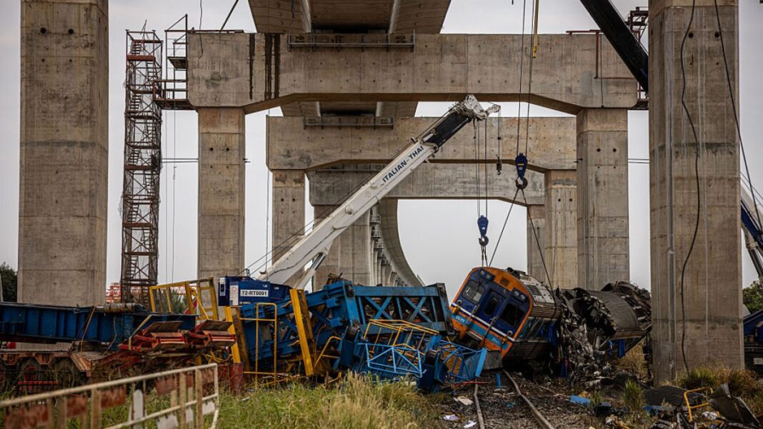 Tren se descarrila y estalla en llamas tras colapso de grúa en Tailandia: al menos 29 muertos