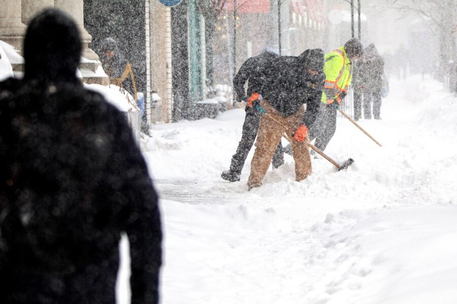 La tormenta invernal deja al menos 25 muertos mientras se registran más nevadas en el Noreste de EE.UU.