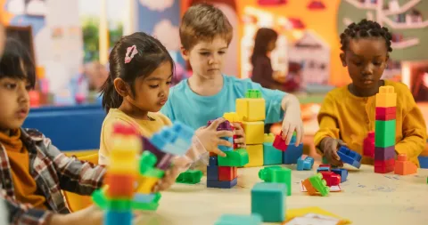 Gobierno Trump no puede, por ahora, bloquear fondos destinados al cuidado infantil y otros programas