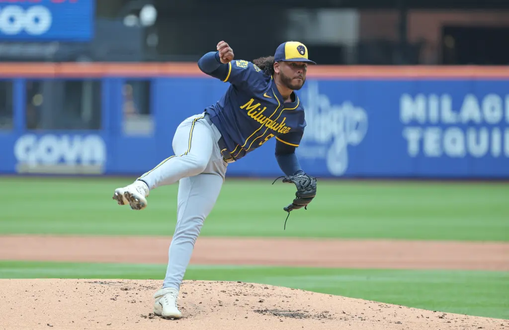 Los Mets adquieren a Freddy Peralta en un intercambio espectacular con los Cerveceros mientras continúa la reestructuración