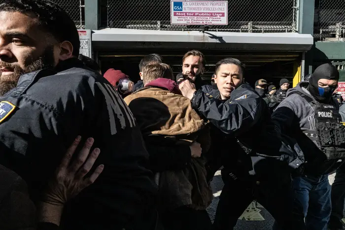 Manifestantes contra ICE marchan nuevamente en Nueva York después de que agentes federales dispararan fatalmente a un hombre en Minneapolis.