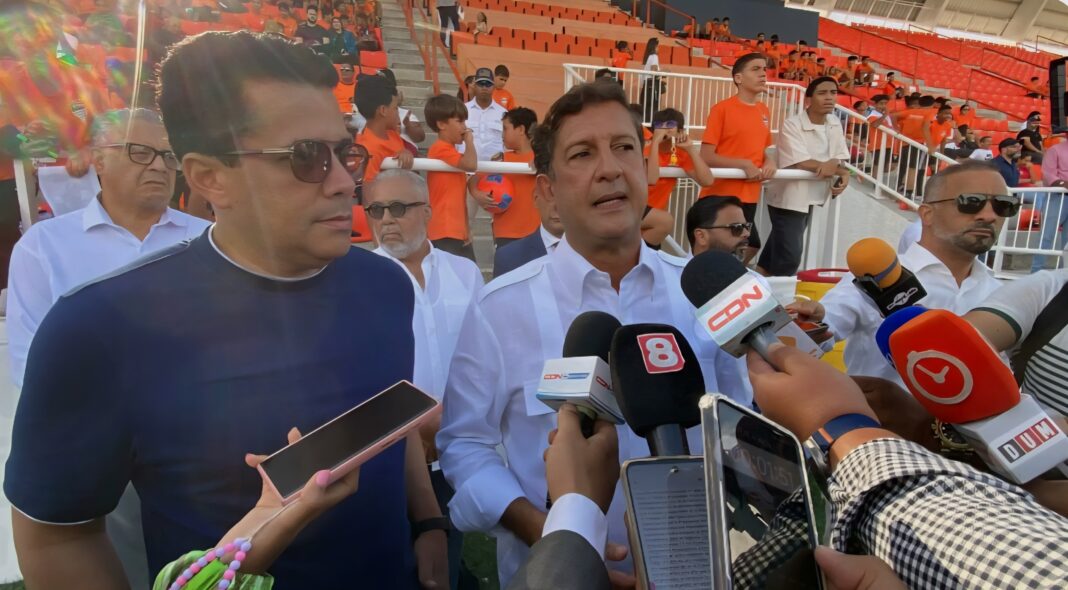 Comienzan a tirarse del barco