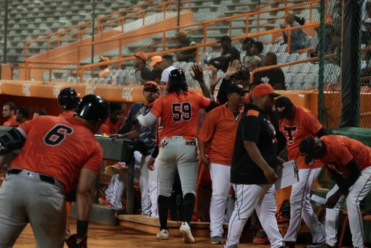 Toros ganan a los Gigantes a punta de jonrones y siguen de escolta de los Leones