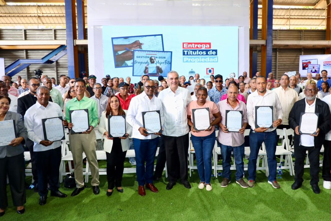 Presidente Abinader entrega 580 títulos de apartamentos, asegura futuro y dignidad a familias del Distrito Nacional y los municipios de Santo Domingo Este y Norte